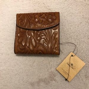 Wallet genuine leather color gold. Patricia Nash